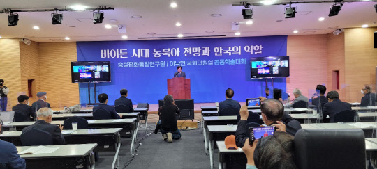 이낙연 전 민주당 대표가 개회사를 전하고 있다.